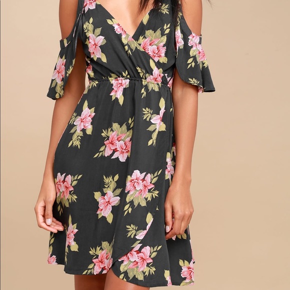 Lulu’s CHARCOAL GREY FLORAL WRAP DRESS - Picture 2 of 8
